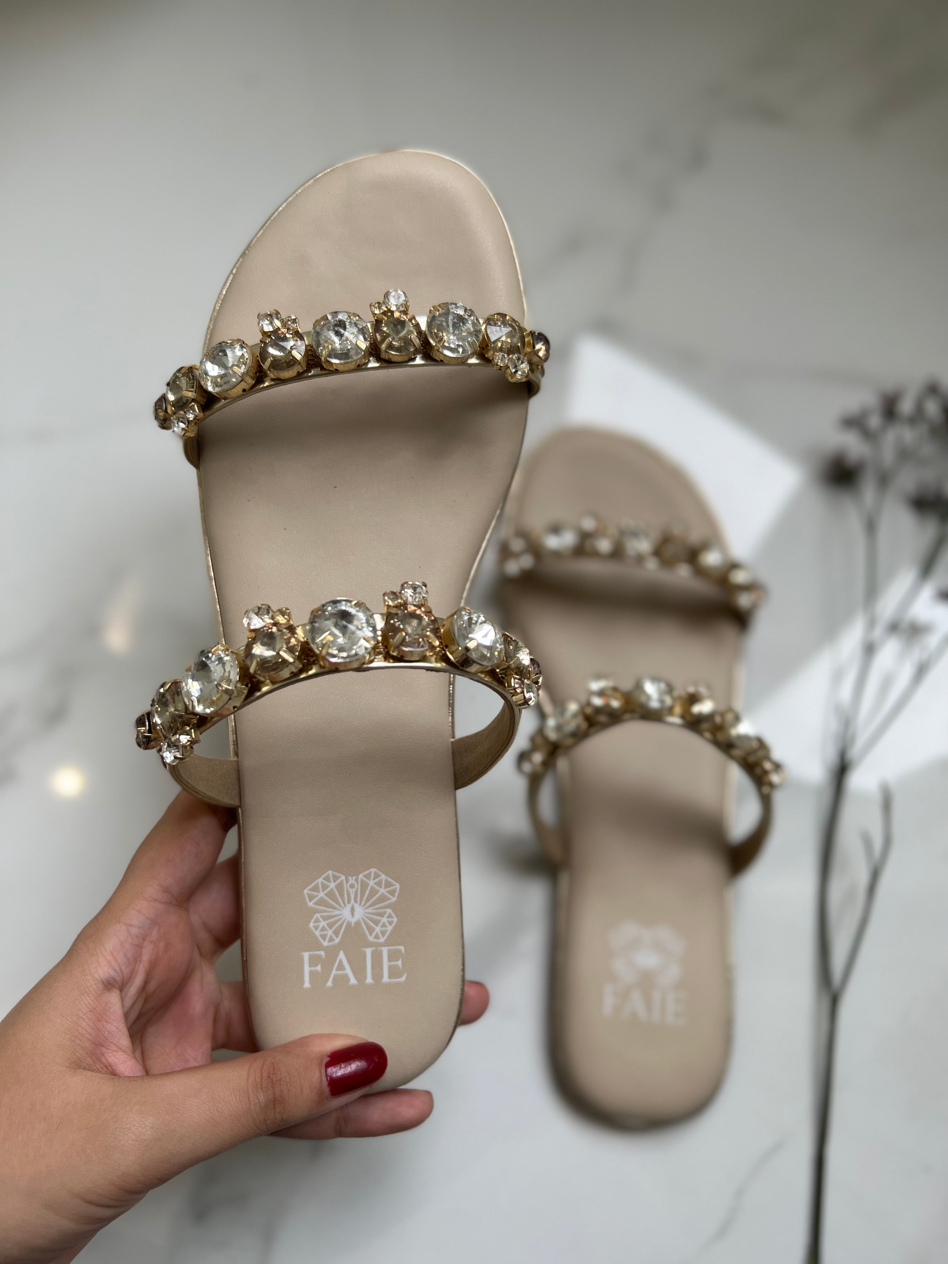 Flat vinyl pearl online bead sandals